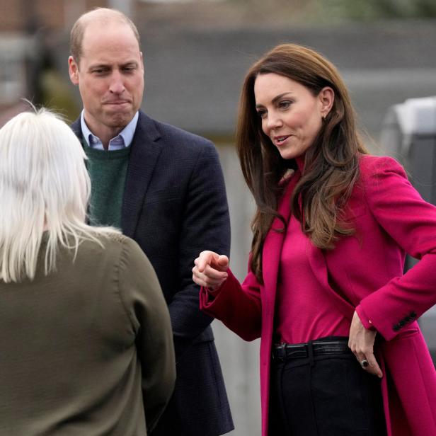 Prinz William und Prinzessin Kate im Gespräch mit einer Frau.