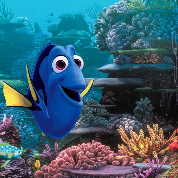 Dorie, der blaue Fisch aus „Findet Nemo“, inmitten eines farbenprächtigen Korallenriffs.
