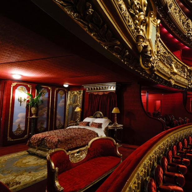 Ein Schlafzimmer befindet sich in einer Loge eines opulenten Theaters.