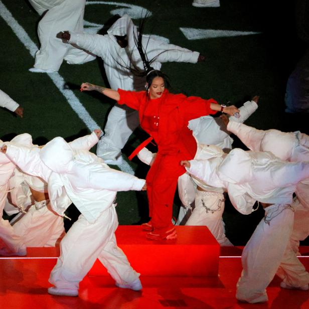 Rihanna tritt während der Halbzeitshow des Super Bowl LVII auf, umgeben von Tänzern.