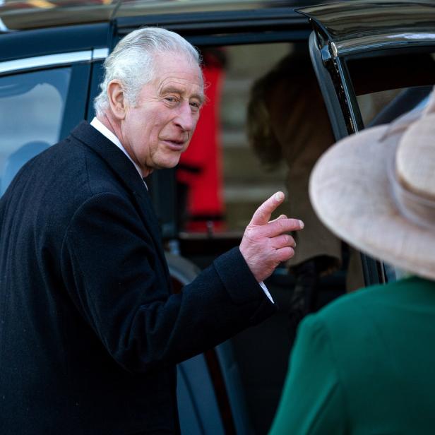 König Charles III. steigt aus einem Auto.