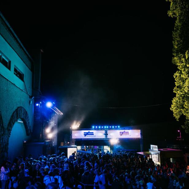 Eine Menschenmenge versammelt sich vor dem Stadtsaal für das Donaufestival.