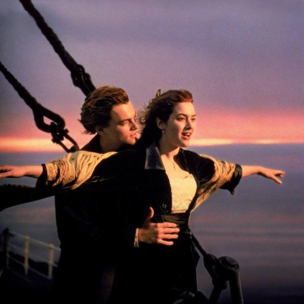 Szene aus dem Film „Titanic“ mit Leonardo DiCaprio und Kate Winslet am Bug des Schiffes.
