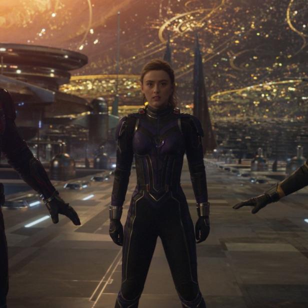 Ant-Man, Hope van Dyne und Cassie Lang stehen vor einer futuristischen Stadt.