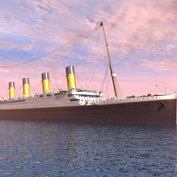 Das Schiff Titanic auf dem offenen Meer.