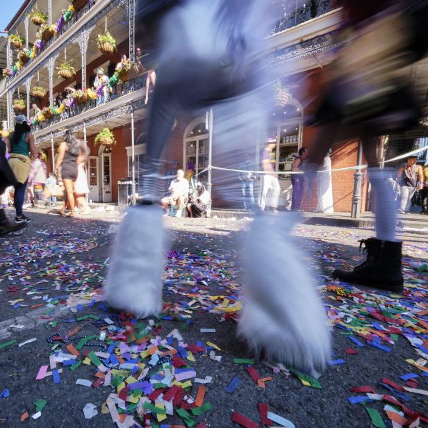 Konfetti und Perlen bedecken die Straße während einer Parade in New Orleans.