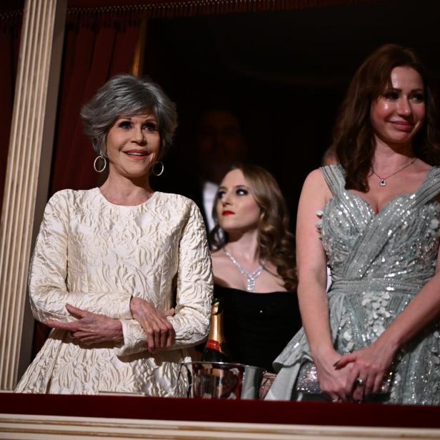 Jane Fonda und eine weitere Frau in Abendgarderobe bei einer Veranstaltung.