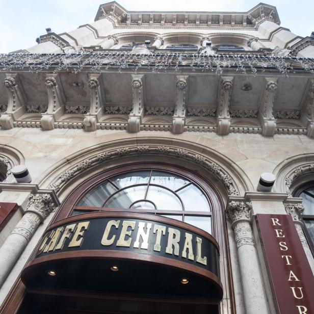 Die Fassade des Café Central in Wien mit kunstvollen Verzierungen.