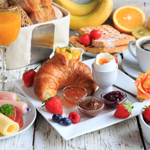 Frühstück mit salzigen und süßen Speisen.