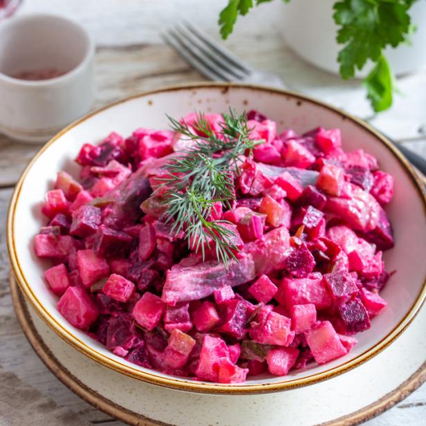 Ein Teller mit russischem Hering Salat, auch bekannt als „Schuba“.