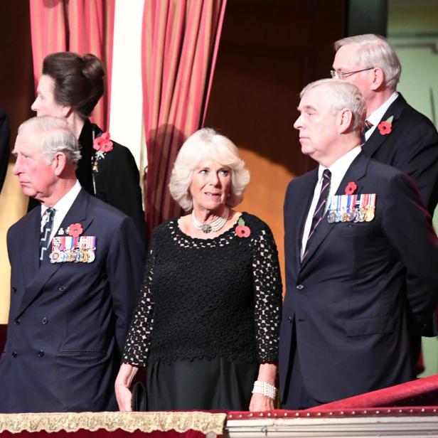 König Charles, Königin Camilla und andere Mitglieder der königlichen Familie bei einer Veranstaltung.