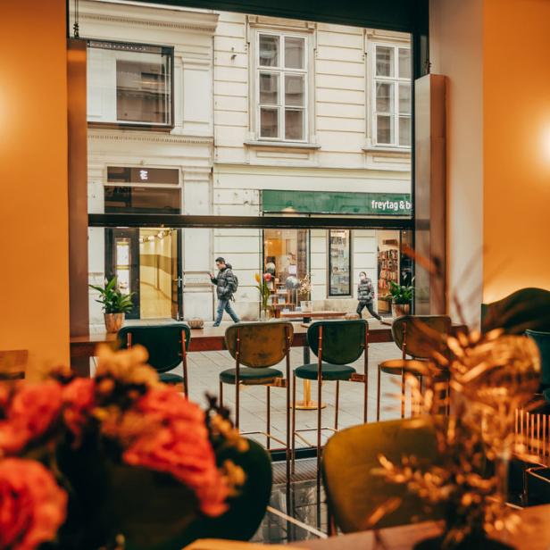 Blick aus einem Café auf eine belebte Straße in Wien.