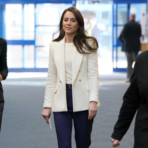 Kate Middleton trägt einen Blazer, eine Hose und Turnschuhe.