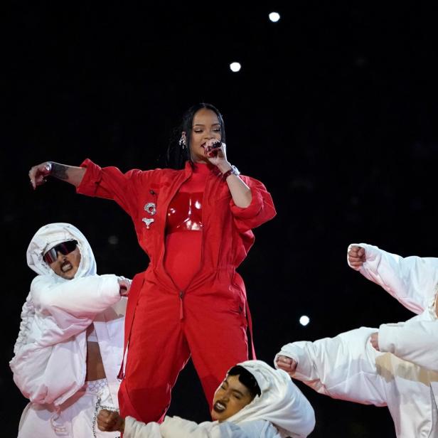 Rihanna tritt während der Halbzeitshow des Super Bowl auf, umgeben von Tänzern.