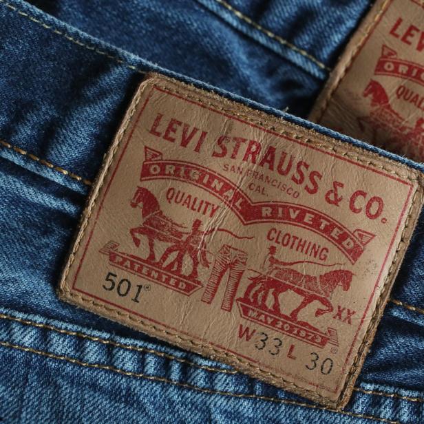 Nahaufnahme von zwei Levi Strauss & Co. Jeansetiketten.