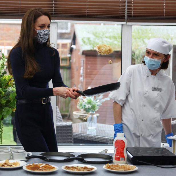 Prinzessin Kate schleudert Pancakes in die Luft.