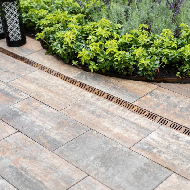 Mit der neuen ACO Slimline werden Gartenwege rasch und zuverlässig entwässert.
