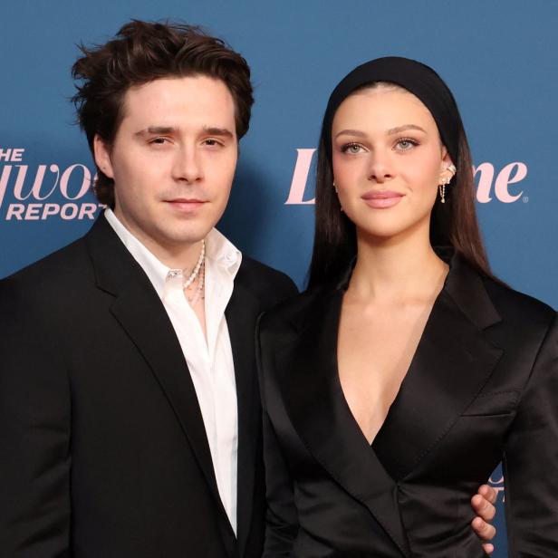 Brooklyn Peltz Beckham und Nicola Peltz Beckham posieren auf dem roten Teppich.