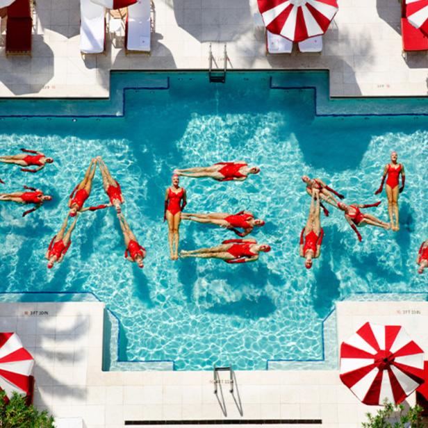 Eine Gruppe Synchronschwimmerinnen formt den Schriftzug „FAENA“ in einem Pool.