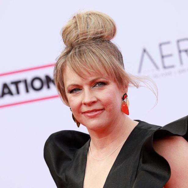 Melissa Joan Hart lächelt in die Kamera.