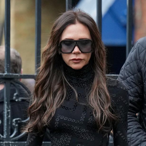 Victoria Beckham mit übergroßer Sonnenbrille und schwarzem Oberteil.