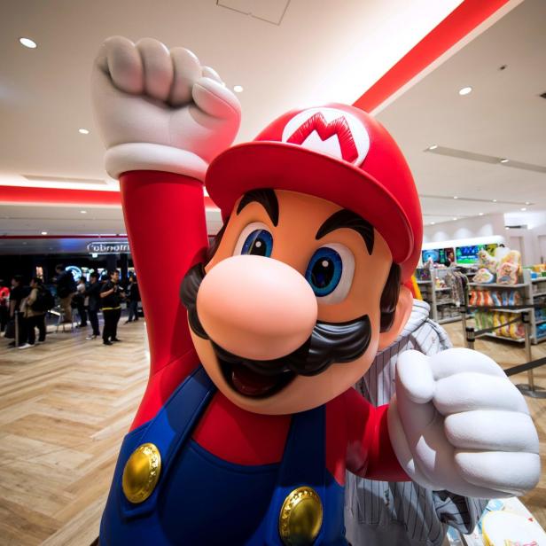 Eine lebensgroße Mario-Figur im Nintendo Tokyo Store.