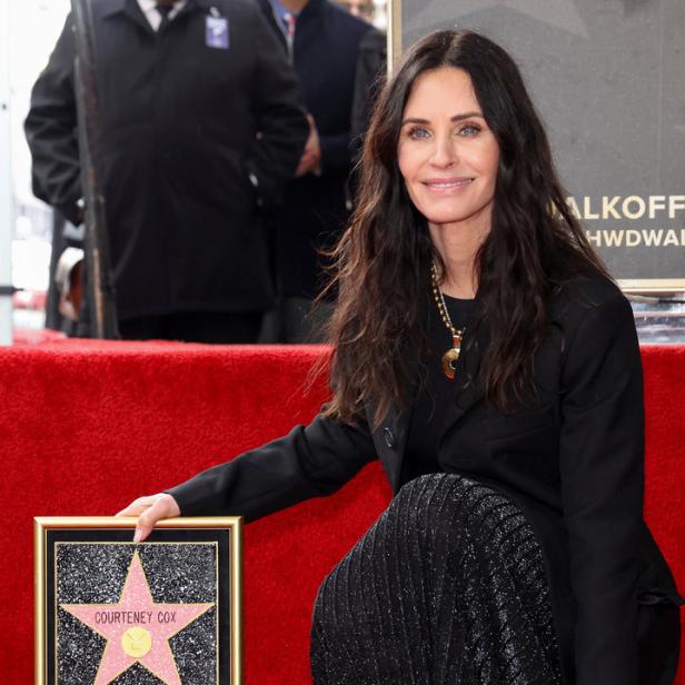 Courteney Cox posiert neben ihrer Sternenplakette auf dem Hollywood Walk of Fame.