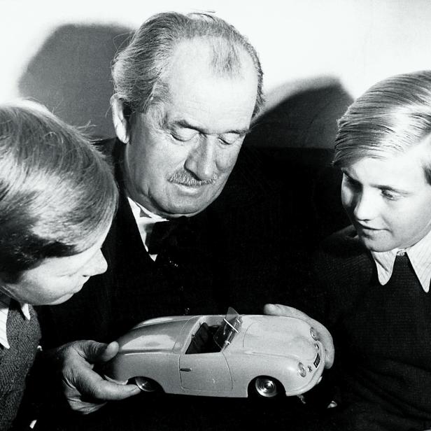 Ferry Porsche zeigt seinen Söhnen einen Prototyp des Porsche 356.