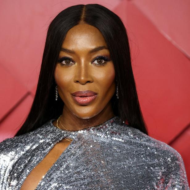 Naomi Campbell vor einem roten Hintergrund.