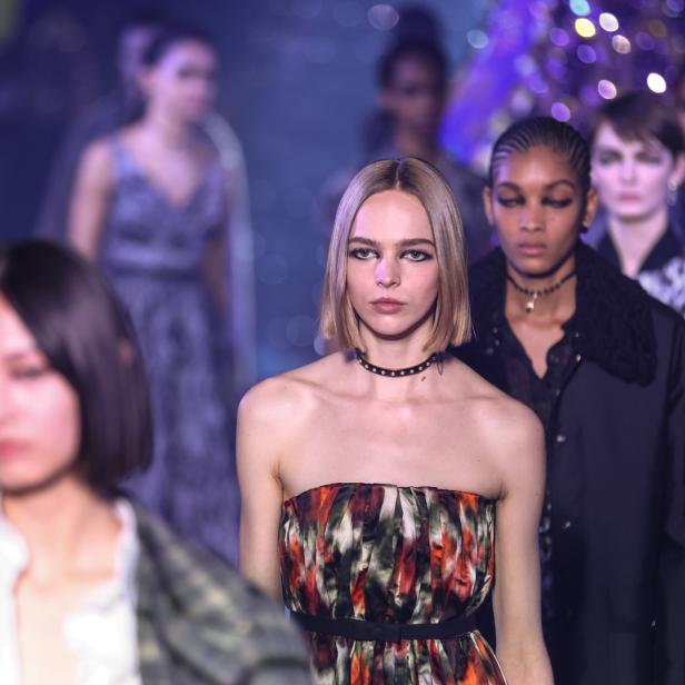 Models präsentieren Mode auf einem Laufsteg.