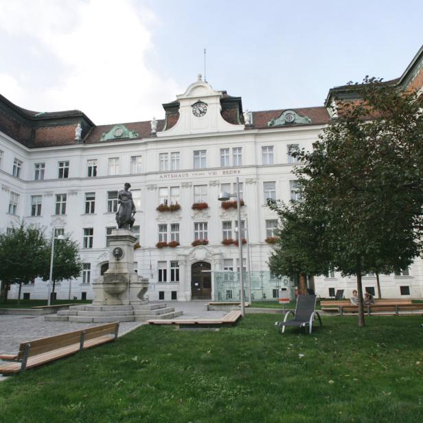 Das Amtshaus für den VIII. Bezirk in Wien mit einer Statue im Vordergrund.