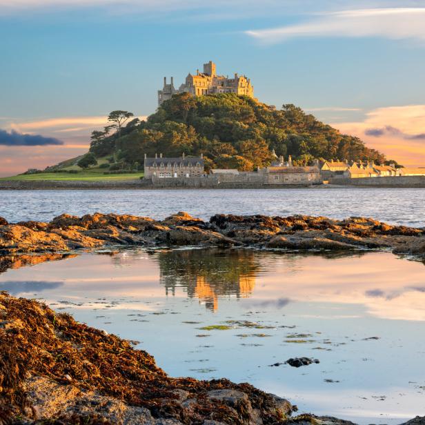St. Michael’s Mount, eine Gezeiteninsel in Cornwall, bei Sonnenuntergang.