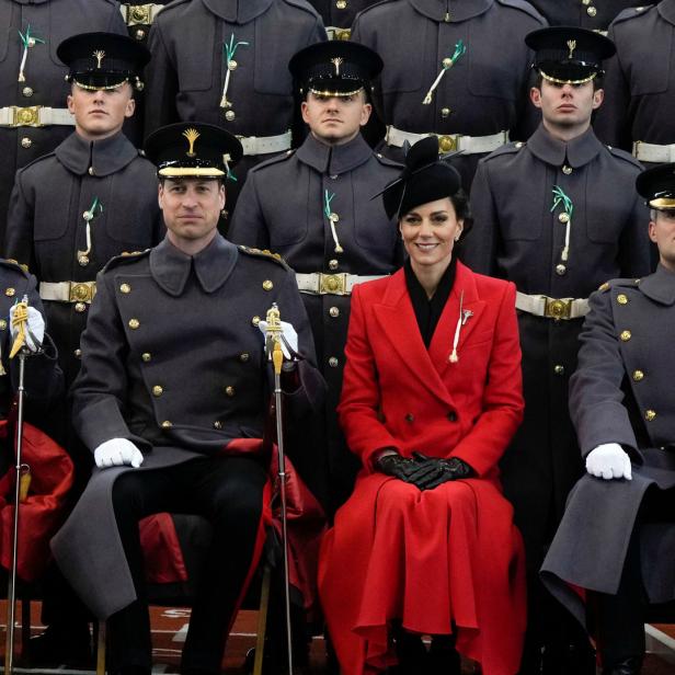 Prinz William und Prinzessin Kate inmitten von Soldaten in Uniformen.