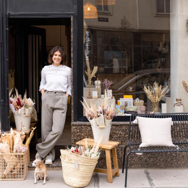 Yasmin Proksch vor ihrem Concept Store „&friends“.