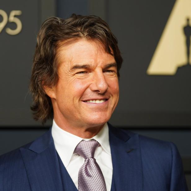 Tom Cruise lächelt bei der 95. Oscar-Verleihung.