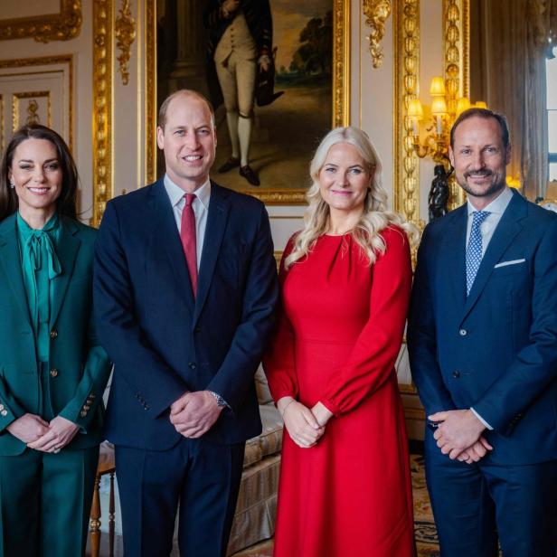 Kate, William, Mette-Marit und Haakon posieren in einem opulenten Raum.