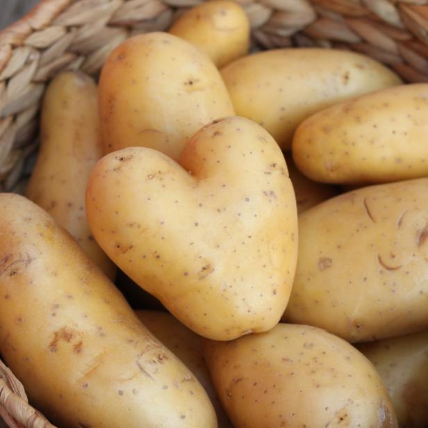 Kartoffeln in einem Korb, eine davon in Herzform.