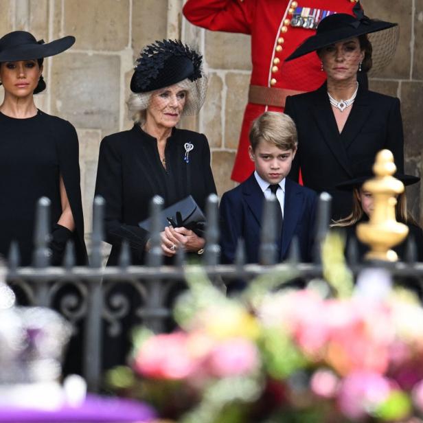 Meghan Markle, Camilla, Prinz George und Prinzessin Kate bei einer Veranstaltung.