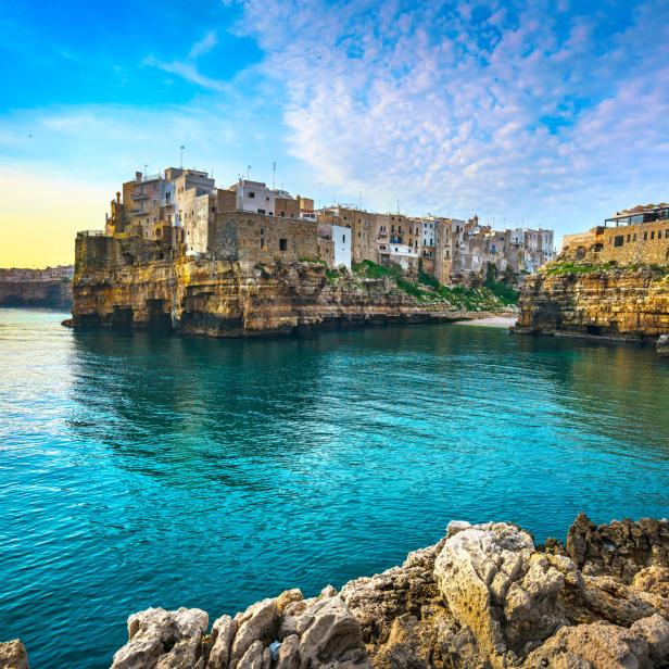 Die Stadt Polignano a Mare in Apulien liegt auf einer Klippe über dem Meer.