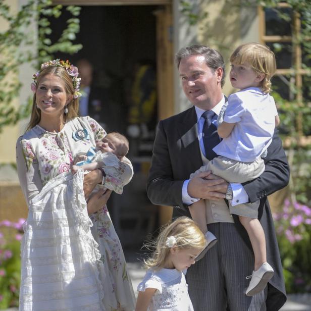 Prinzessin Madeleine mit Familie bei einer Taufe.