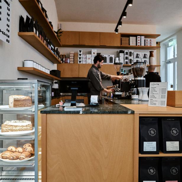 Ein Barista bereitet Kaffee in einem Café zu.