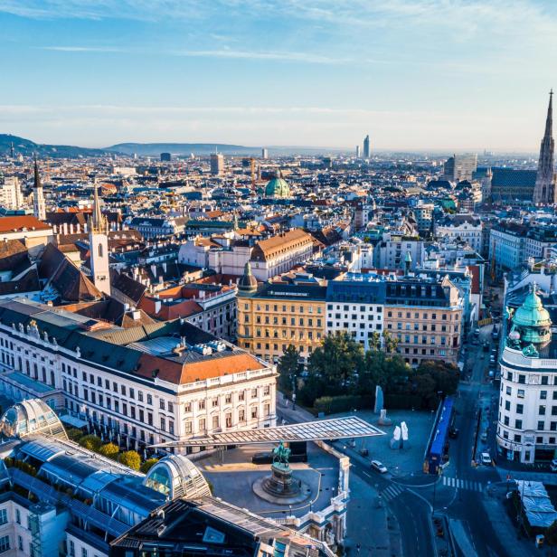 Ein Panoramablick über Wien mit dem Stephansdom im Hintergrund.