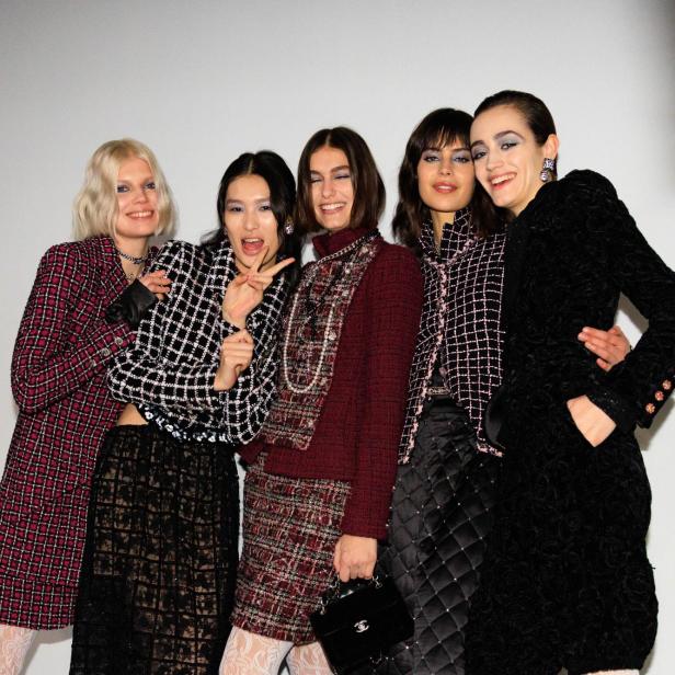 Fünf Models präsentieren Mode mit Karomustern und weißen Spitzenstrumpfhosen.