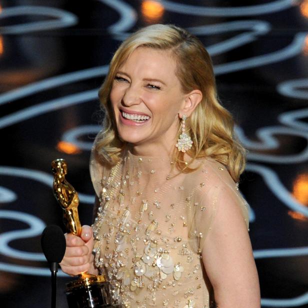 Cate Blanchett nimmt bei den Oscars im Dolby Theatre den Preis als beste Hauptdarstellerin für „Blue Jasmine“ entgegen.