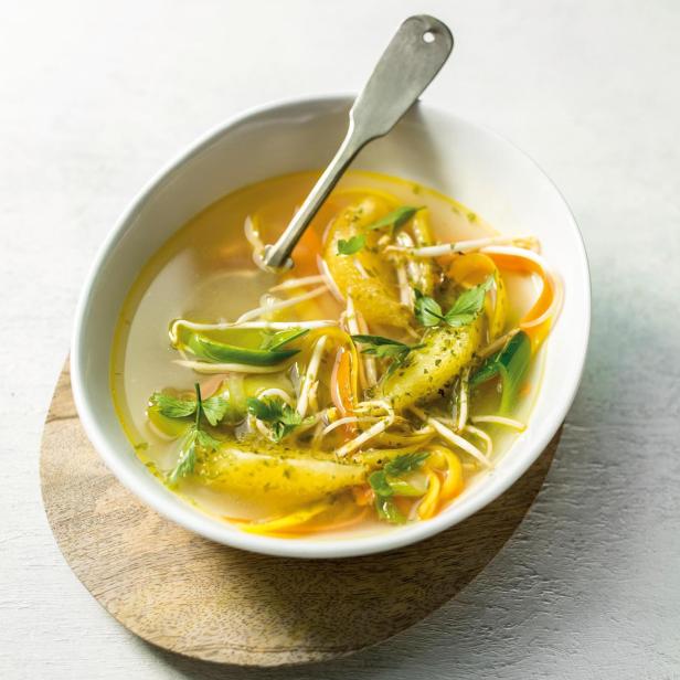 Klare Misosuppe mit Orange, Gelber Bete und Nori-Algen.
