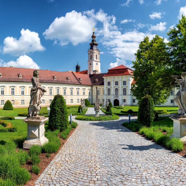 Das Stift Altenburg mit seinem gepflegten Garten an einem sonnigen Tag.