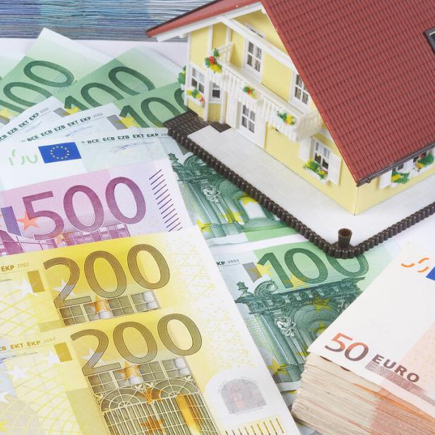 Haus mit Stapel Euroscheinen