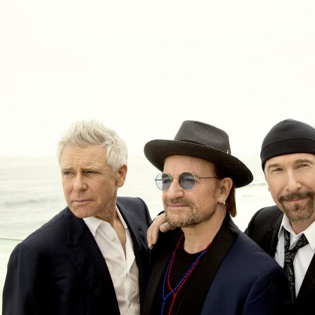 Die Band U2 posiert vor der Küstenlinie von Rio de Janeiro.