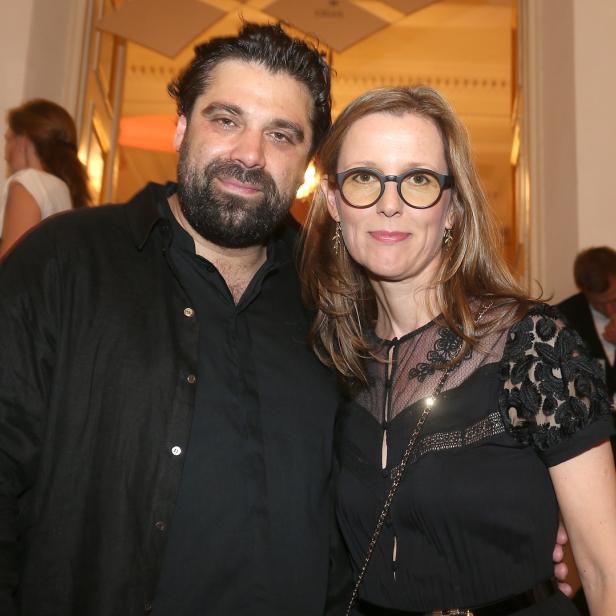 Ein Mann mit Bart und eine Frau mit Brille posieren für ein Foto.