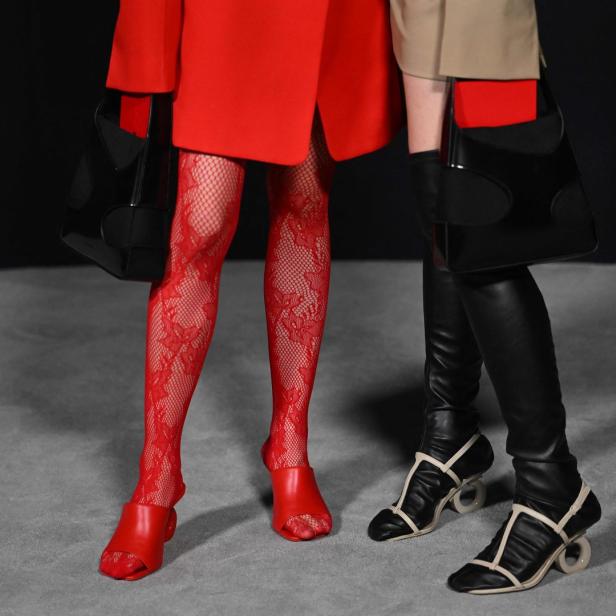 Zwei Models präsentieren extravagante Schuhe und Strumpfhosen, dazu schwarze Handtaschen.